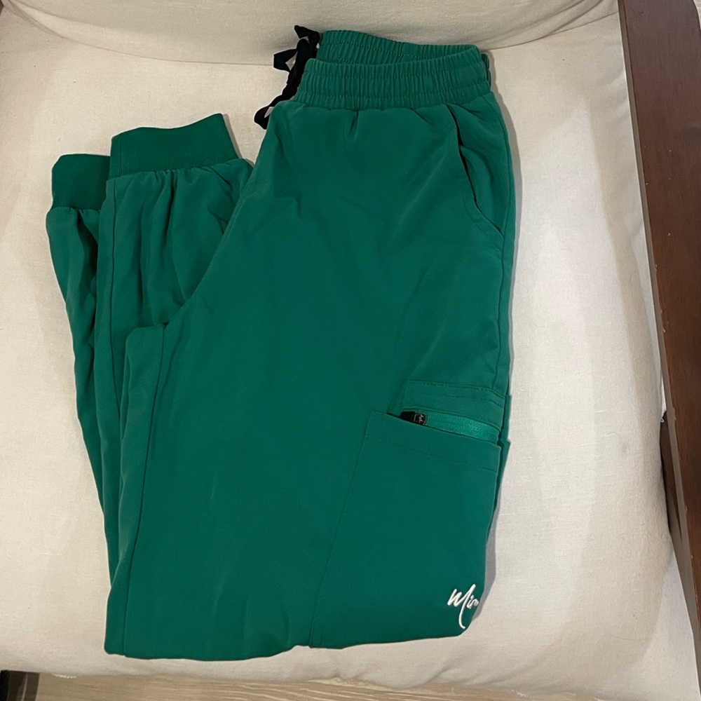 Mims scrubs Hunter green set - Picture 4 of 5